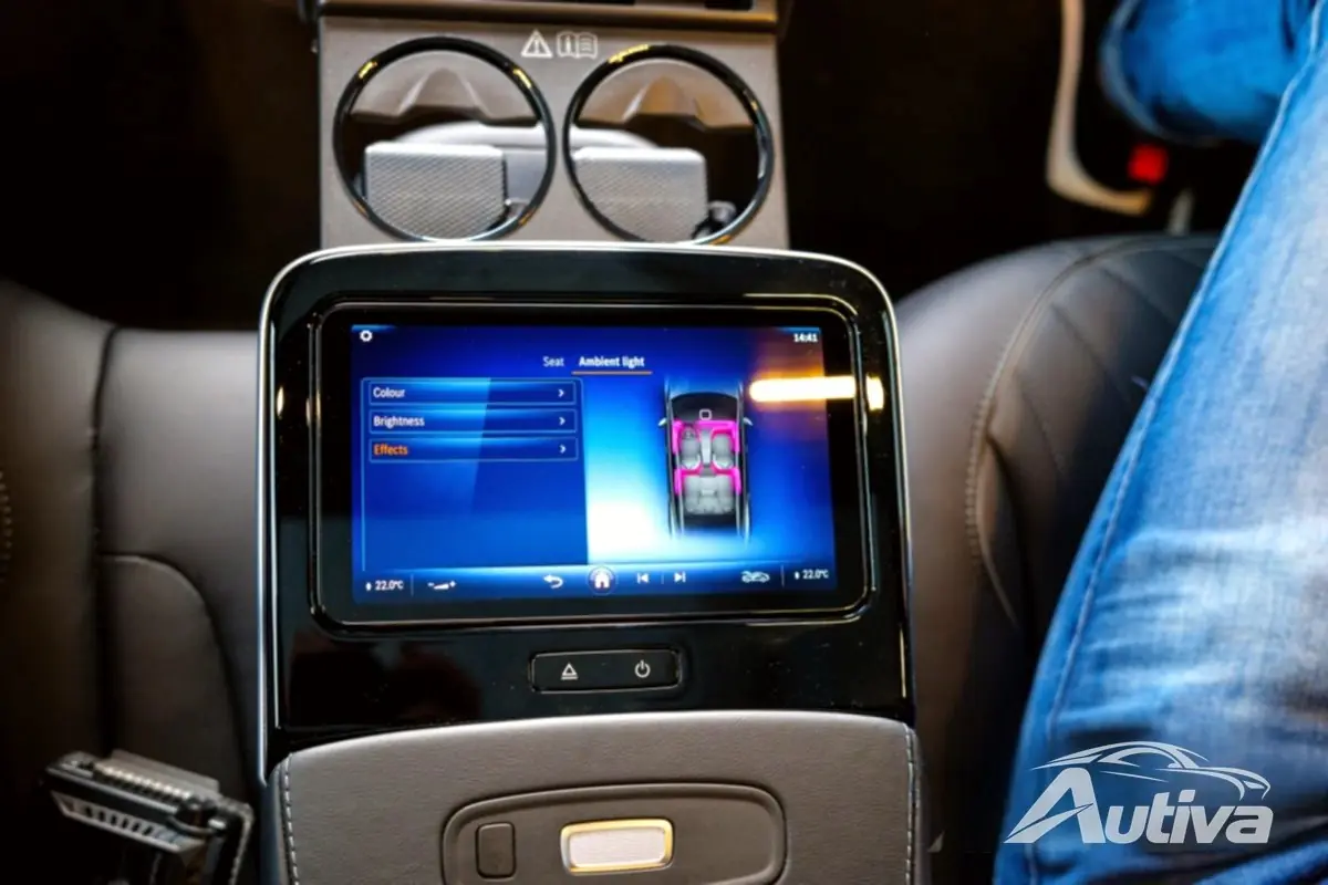 يتمتع ركاب المقعد الخلفي في سيارة EQS SUV برفاهية رائعة.