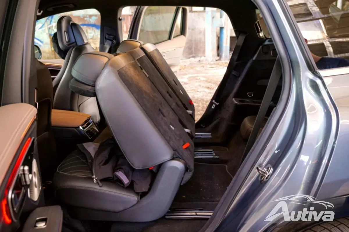يصعب الدخول إلى الصف الثالث في سيارة EQS SUV.