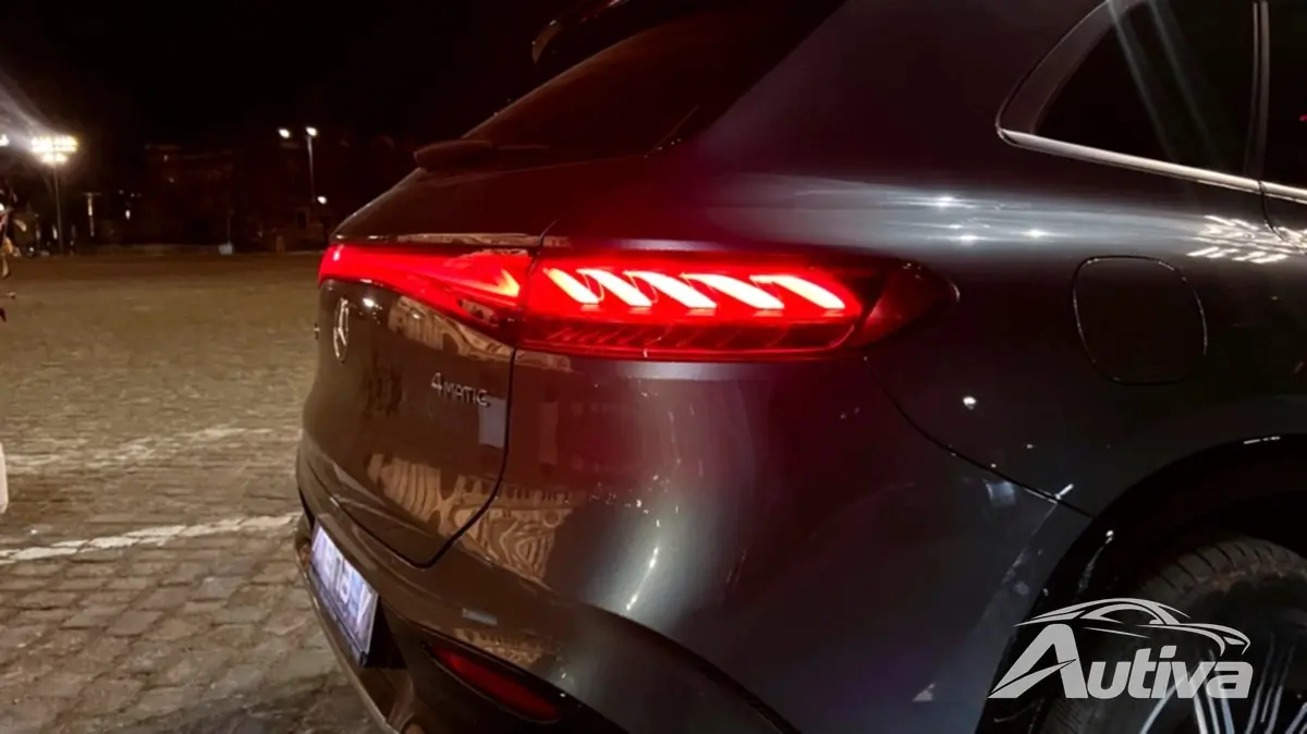 L'arrière du SUV EQS a l'air cool la nuit avec son éclairage caractéristique.