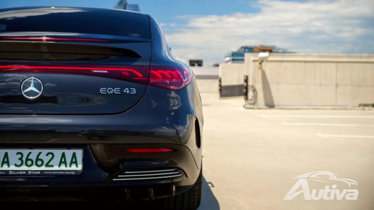 EQE 43 AMG'nin dış görünümünde kendine özgü özellikler bulunuyor.