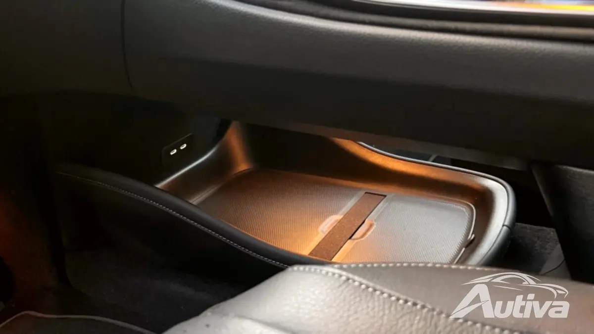 La console centrale de l'EQS est très pratique avec beaucoup d'espace de rangement et de nombreux ports de recharge.