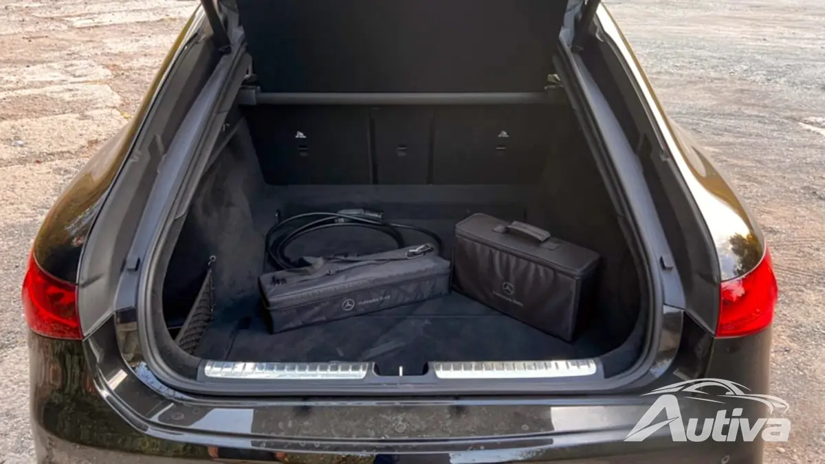 O porta-malas do EQS é grande e pode acomodar muito espaço de armazenamento para todas as suas viagens.