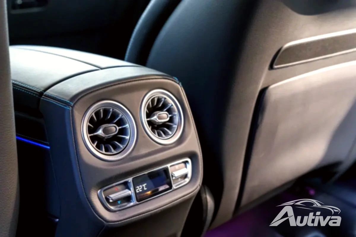Arka koltuklarda pek çok lüks özellik bulunmuyor.