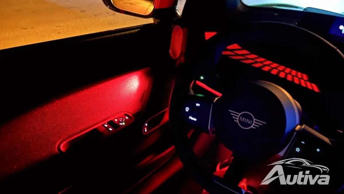 环境照明营造出 Mini Cooper SE 的氛围。