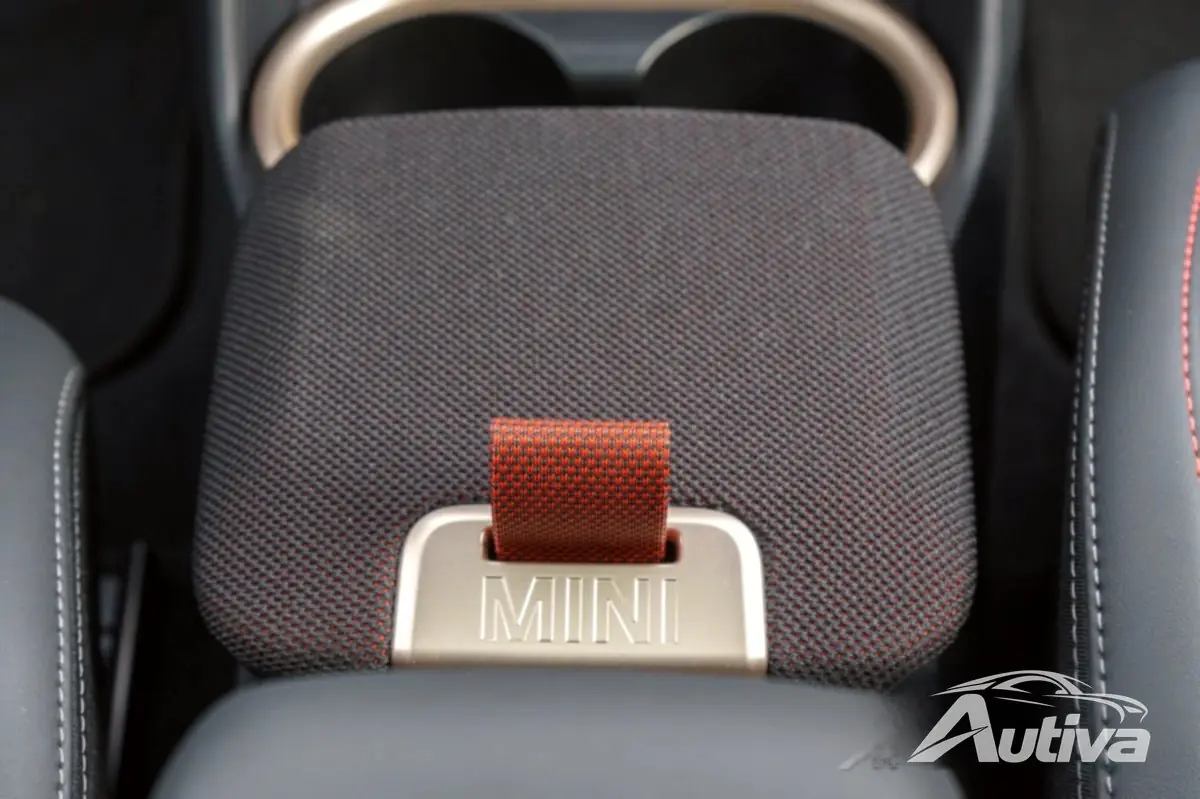Центральная консоль гораздо удобнее, чем в Mini Cooper SE.