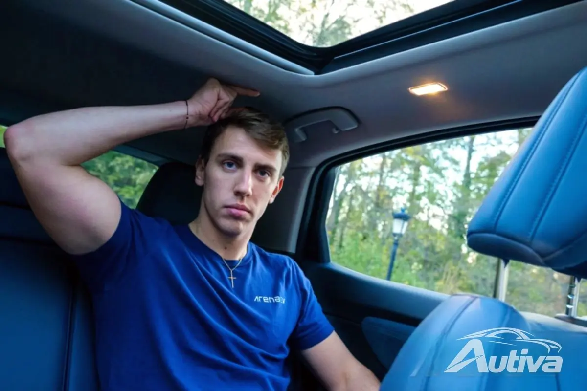 निसान एरिया पिछली सीटों पर आरामदायक यात्रा के लिए बिल्कुल सही मात्रा में जगह प्रदान करता है।