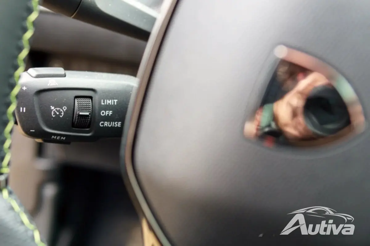 Les commandes derrière le volant sont très intuitives et semblent solides.