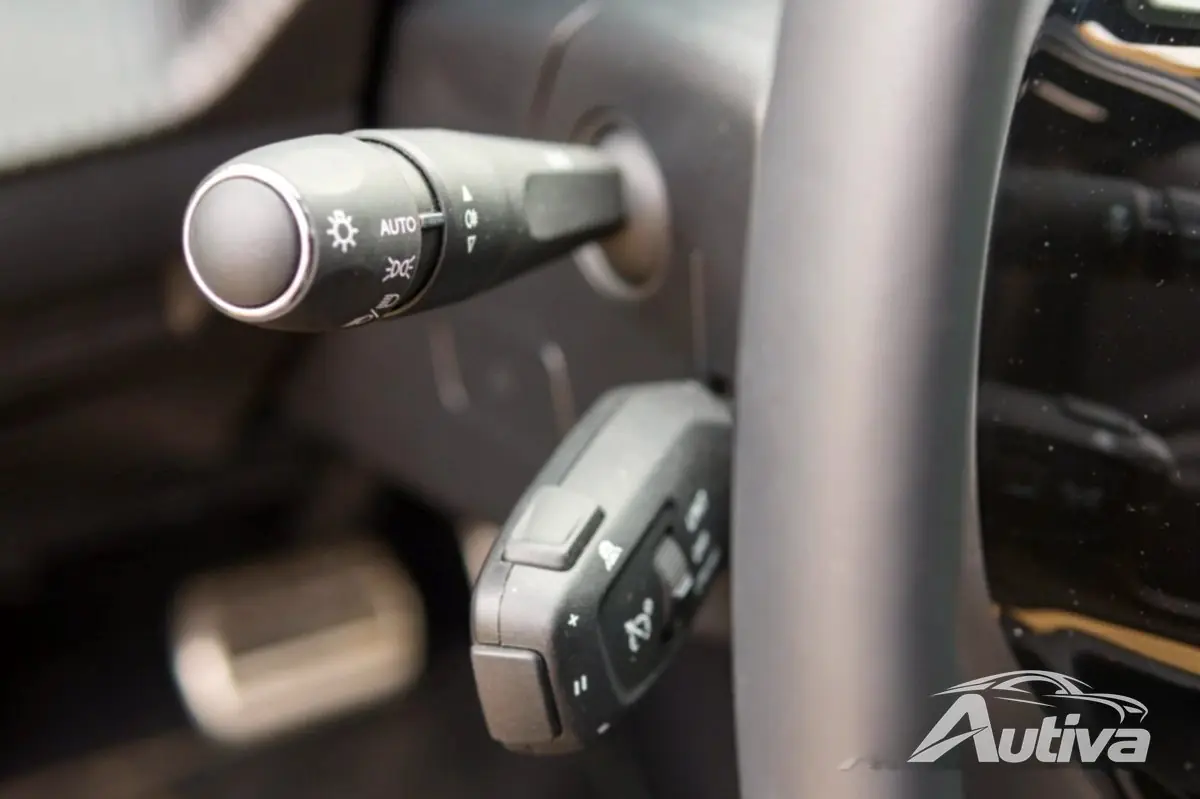 스티어링 휠 뒤의 줄기는 매우 직관적이고 견고한 느낌을 줍니다.