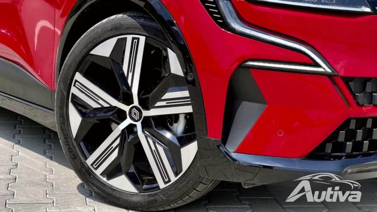 De buitenkant van de Megane E-Tech zit vol met stijlvolle accenten die het mooie uiterlijk compleet maken.