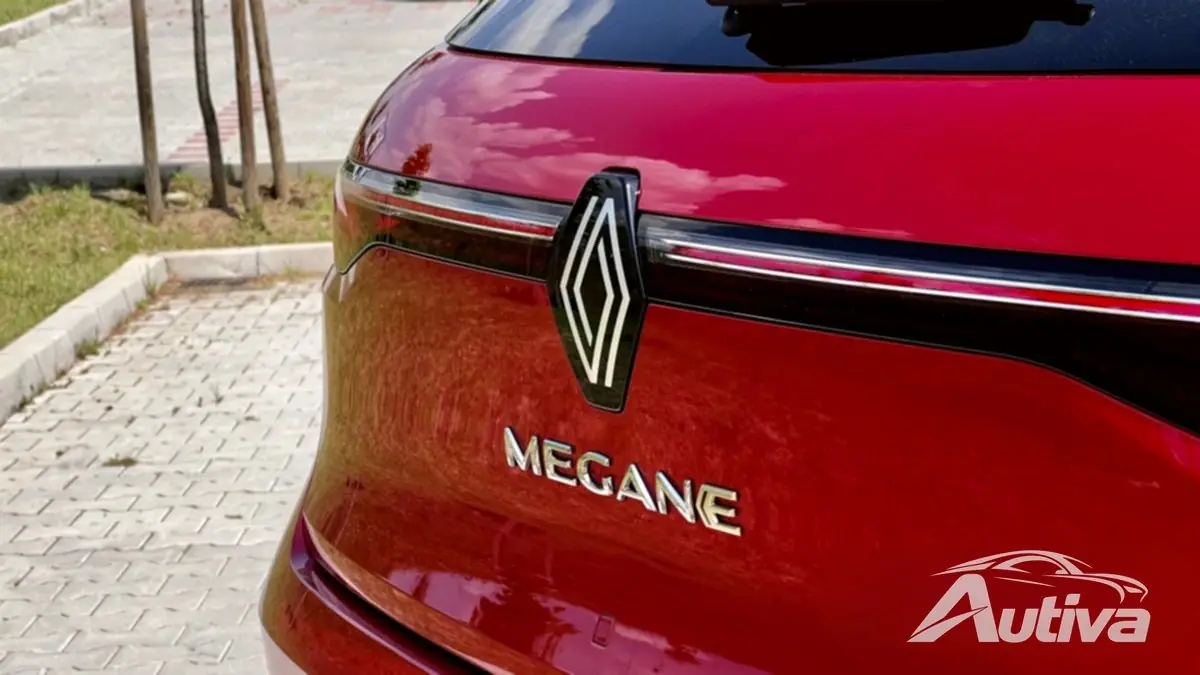 A parte externa do Megane E-Tech está repleta de detalhes elegantes para completar o visual bonito.