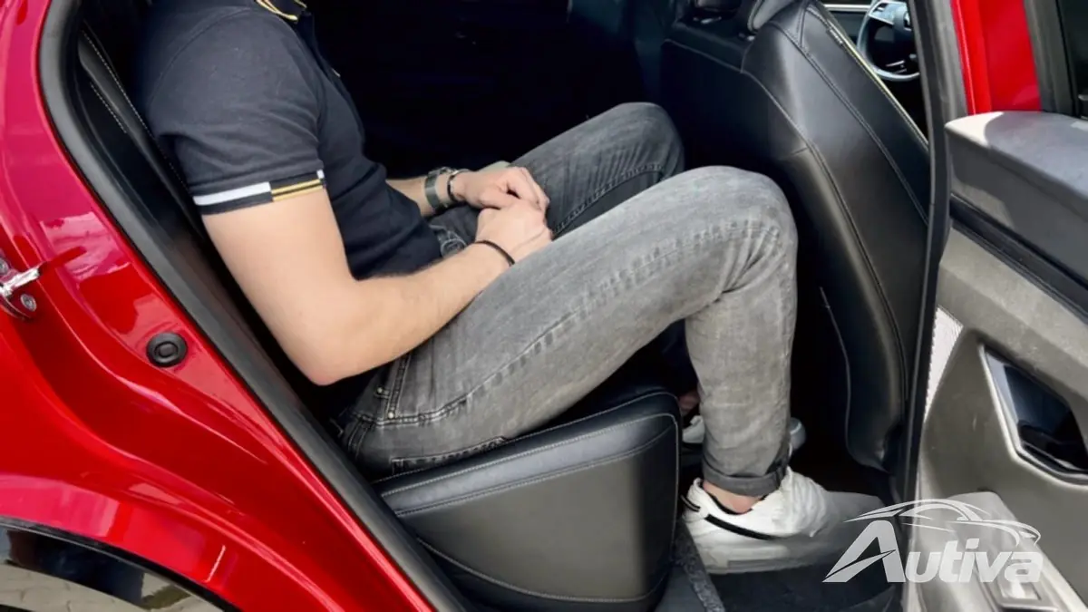 Arka koltuk çok alçakta kalıyor ve yolcuların bacakları rahatsız edici bir pozisyonda kalıyor.