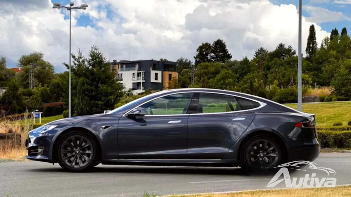 La Model S a quelques touches fines sur le côté, mais rien n’est trop flashy ou trop stylé.