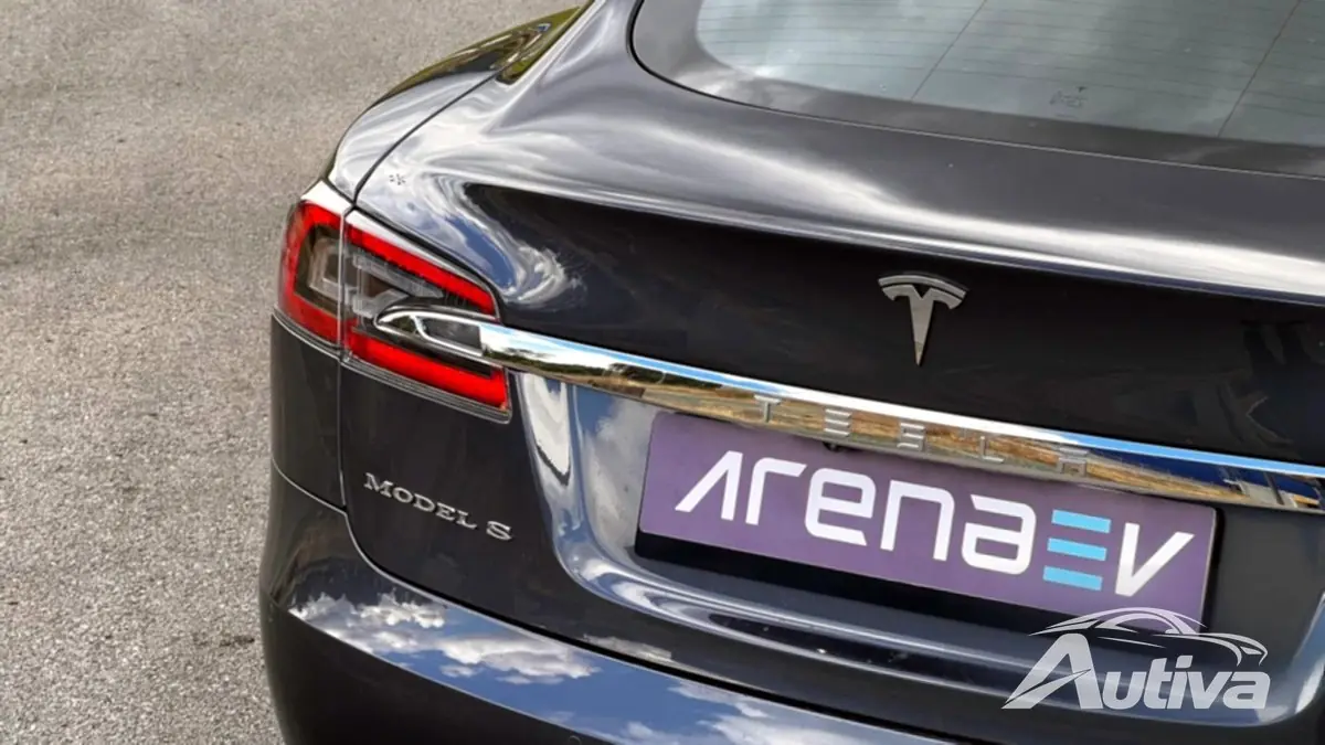 L'arrière de la Model S est subtil, mais très distinct.