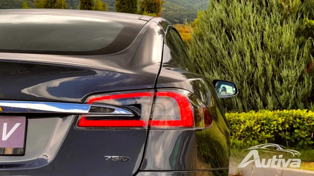 L'arrière de la Model S est subtil, mais très distinct.