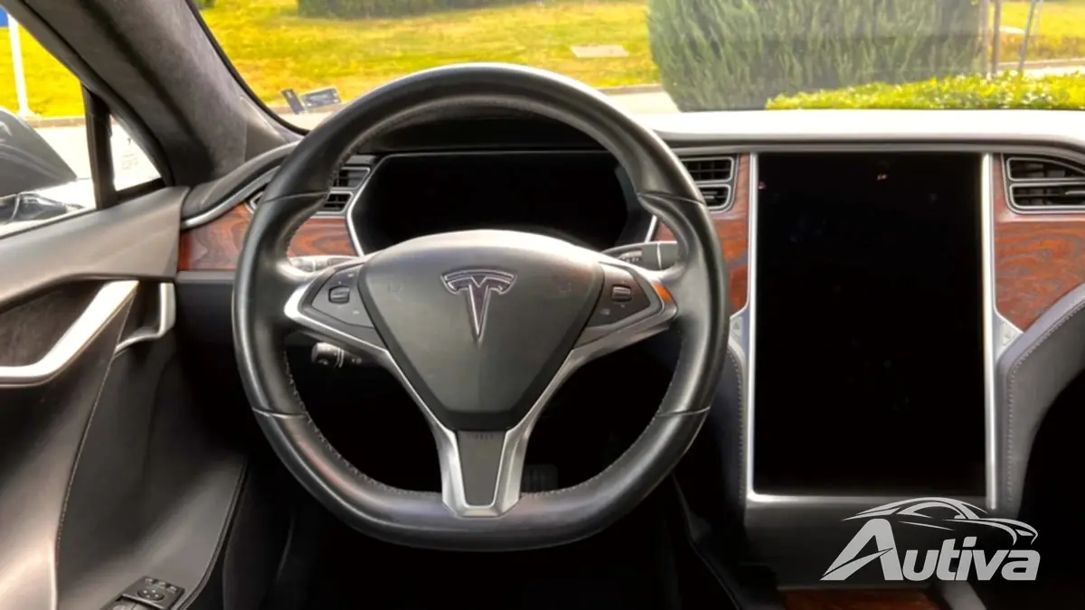 Tesla a emprunté des pièces importantes à Mercedes !
