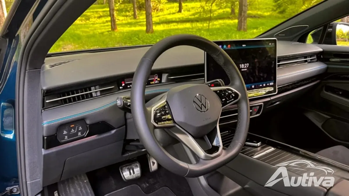 El volante tiene botones de retroalimentación háptica en el volante.