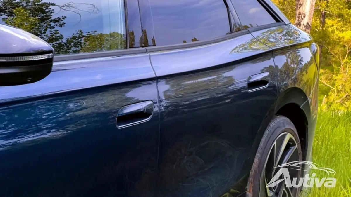Le maniglie delle porte sembrano belle, ma sembrano di scarsa qualità.