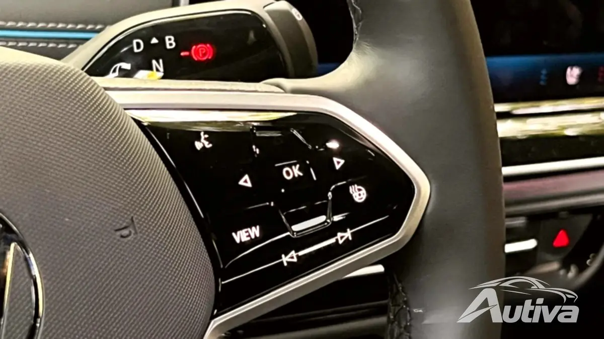 Il volante è dotato di pulsanti di feedback tattile sul volante.