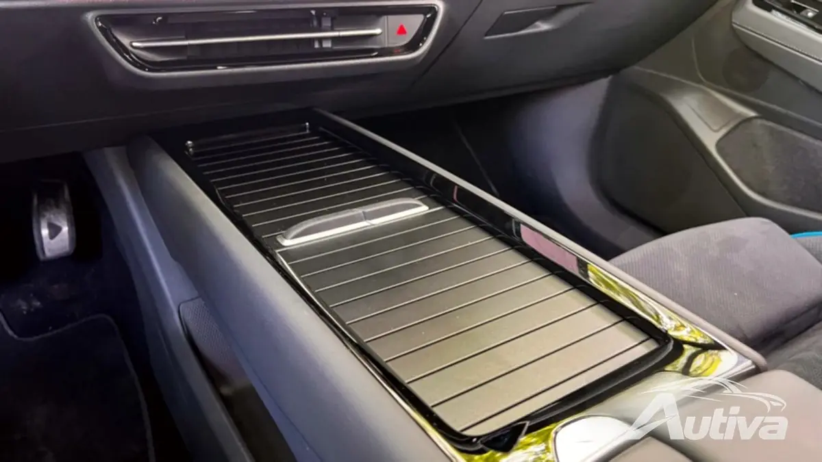 センターコンソールには便利な収納スペースがたくさん隠されています。