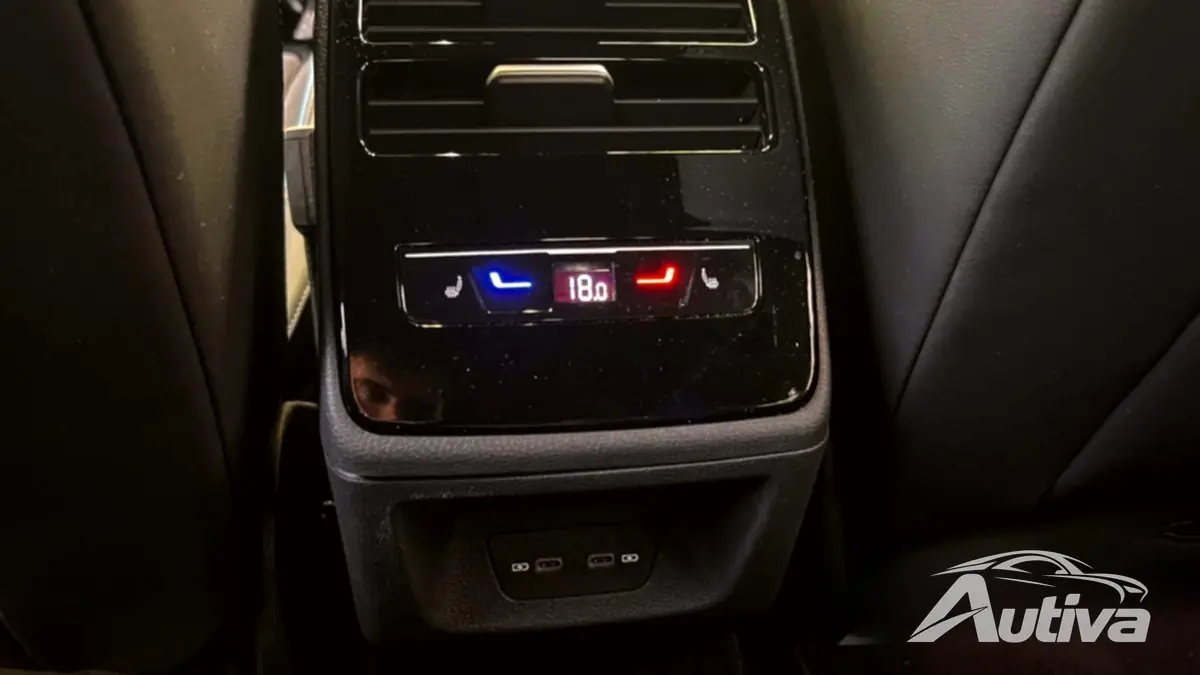 Não há muitos luxos para os passageiros traseiros.