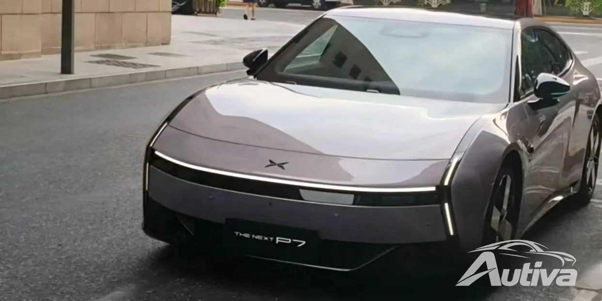 El nuevo y elegante P7 de XPeng, captado en una prueba de manejo en condiciones reales en China