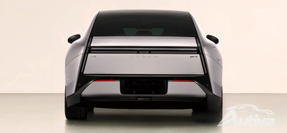 Il nuovo ed elegante P7 di XPeng catturato durante un test drive nel mondo reale in Cina 7