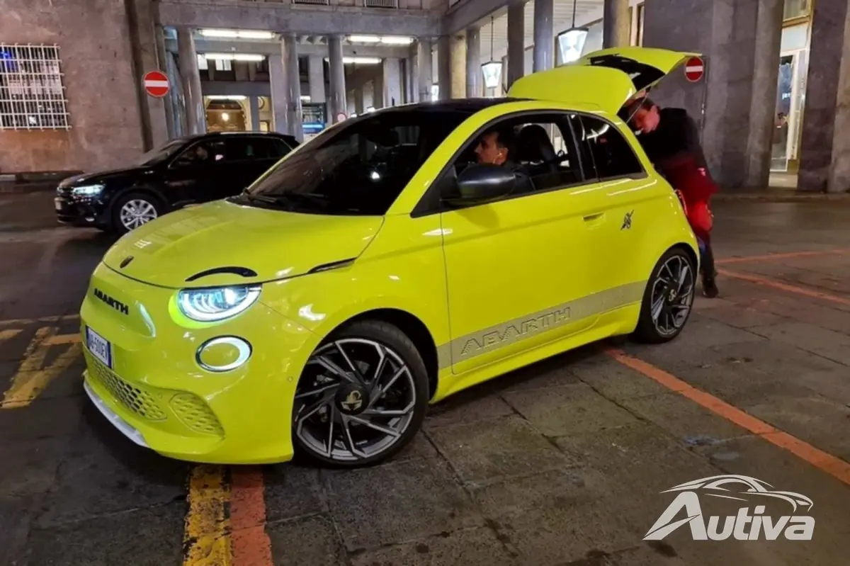 El Abarth 500 eléctrico ya no es un secreto: las fotos se filtran una semana antes del debut