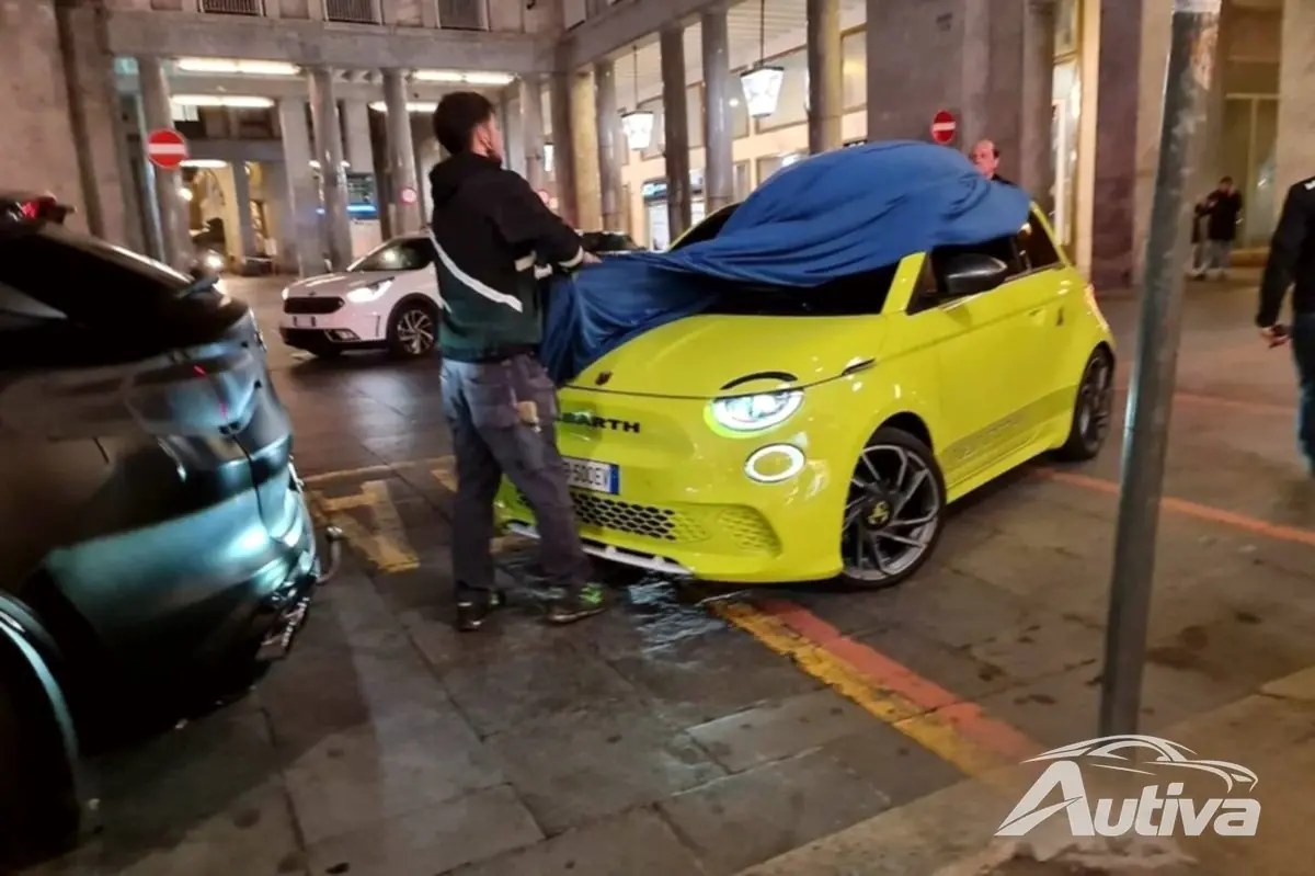 El Abarth 500 eléctrico ya no es un secreto: las fotos se filtran una semana antes del debut El Abarth 500 eléctrico ya no es un secreto: las fotos se filtran una semana antes del debut