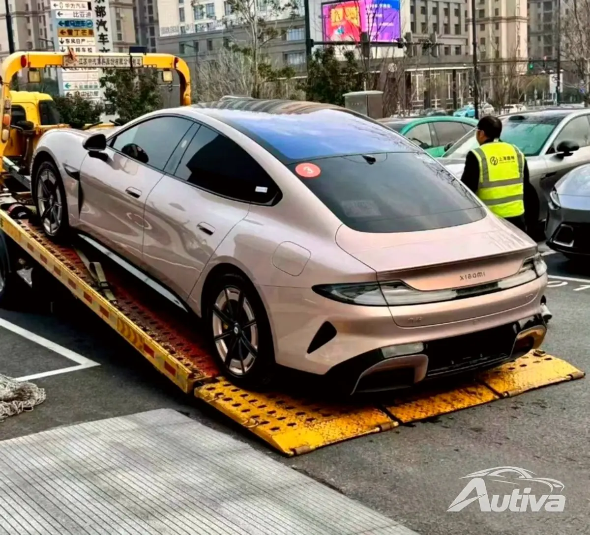スパイ写真には、車がショールームに到着し始めたときのリフレッシュされたXiaomi SU7が示されています スパイ写真には、車がショールームに到着し始めたときのリフレッシュされたXiaomi SU7が示されています