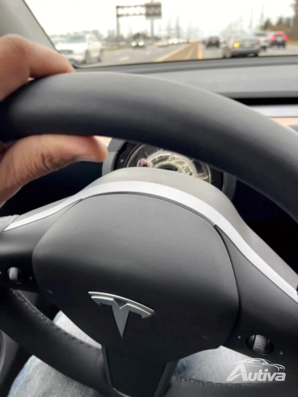Bazen Tesla sanki tekerlekler yerinden çıkmış gibi hissediyor...
