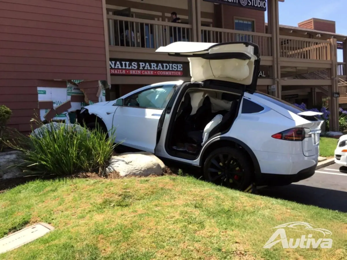 В большинстве происшествий, в которых обвиняют автопилот, к нему не было никакого отношения. В большинстве происшествий, в которых обвиняют автопилот, к нему не было никакого отношения.