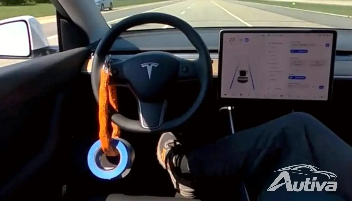 टेस्ला ऑटोपायलट सुरक्षा सावधानियों को दरकिनार करने के लिए इंटरनेट पर बिक्री के लिए वास्तविक आइटम मौजूद हैं