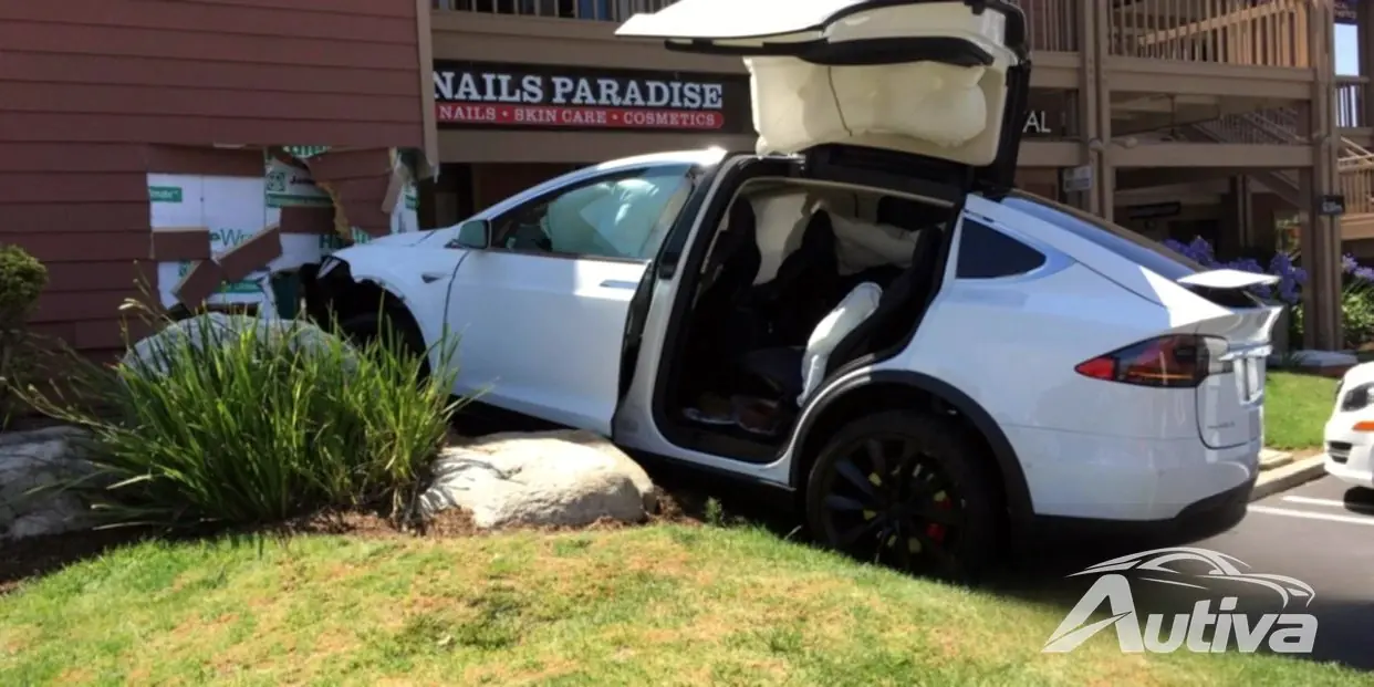 Teslas chef bekräftar att autopilotvideo har iscensatts i domstol