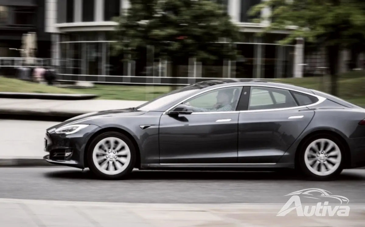 Tesla'nın Otopilot'u yedinci sıraya gerilerken, Ford'un BlueCruise'ı yeni sürüş yardımı sıralamasında zirveye yerleşti