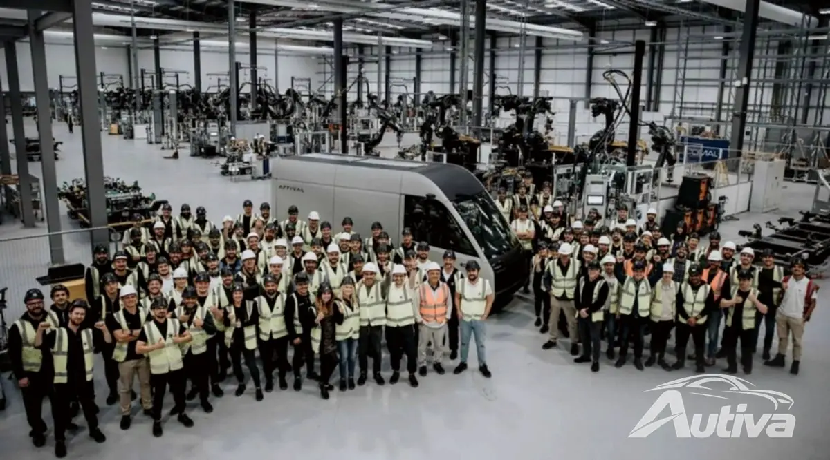 Equipo de llegada celebrando la primera furgoneta de producción.