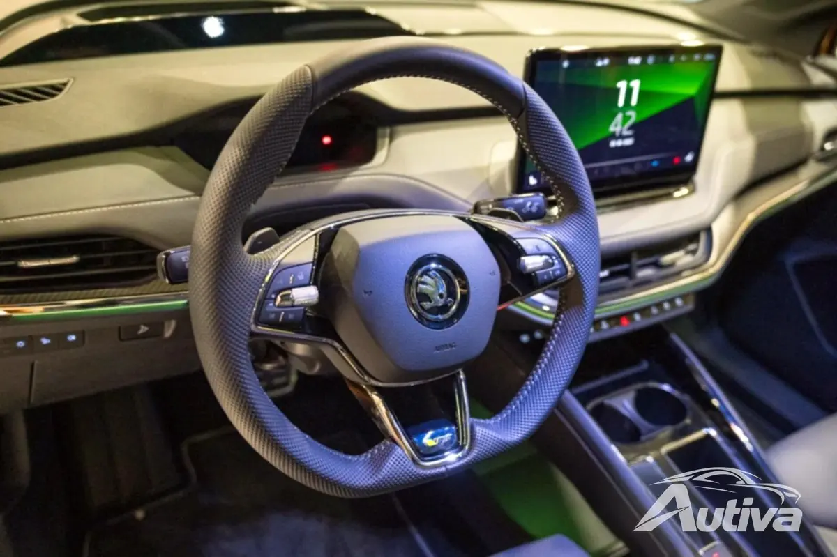 Plastica con motivi in fibra di carbonio e accenti di luce rossa - Enyaq Coupe RS
