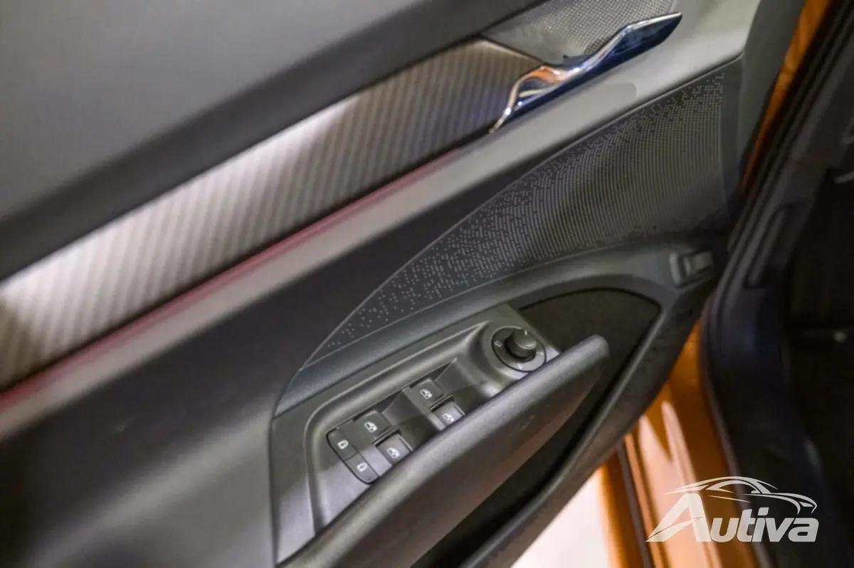 Plastica con motivi in fibra di carbonio e accenti di luce rossa - Enyaq Coupe RS