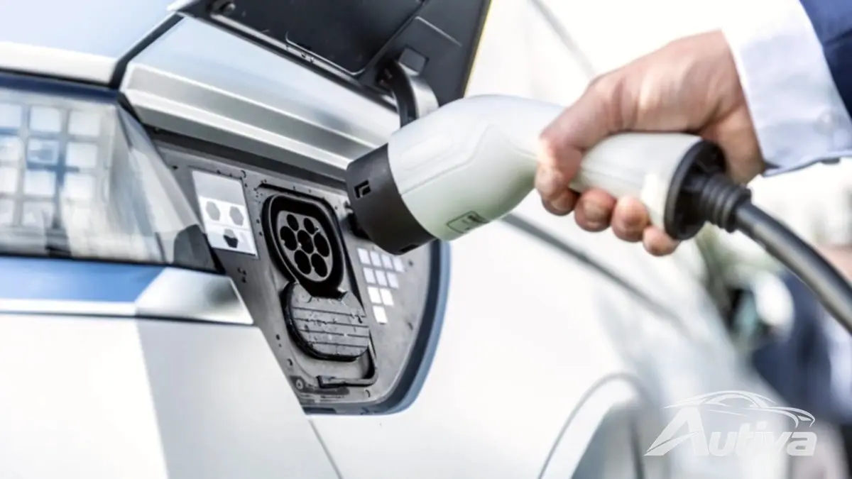 スタンフォード大学の研究で、電気自動車に対する「優しい運転」のアドバイスは間違っていると発表