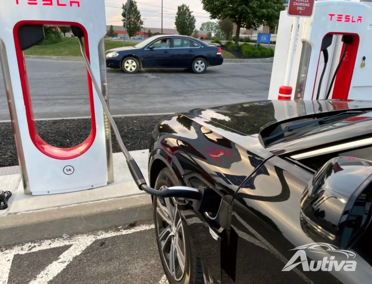 Problemy Tesli z doładowaniem – krótkie kable i niewygodne parkowanie dla pojazdów elektrycznych innych marek niż Tesla