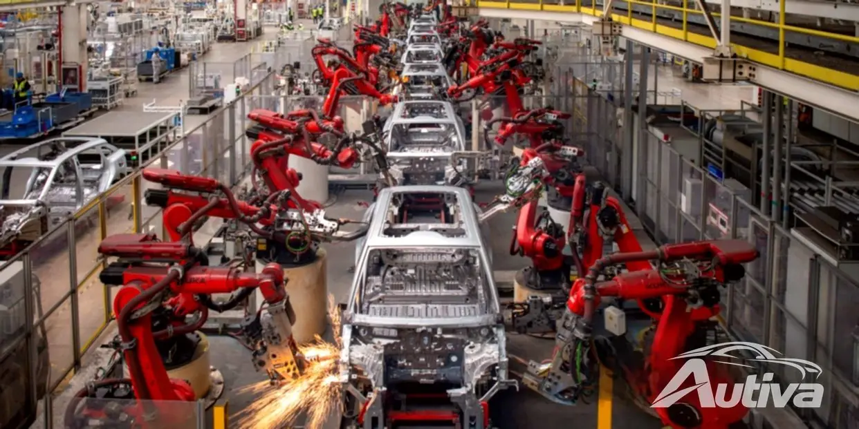 Tesla trakteert trouwe fans op fabrieksrondleidingen terwijl rivalen de kloof verkleinen