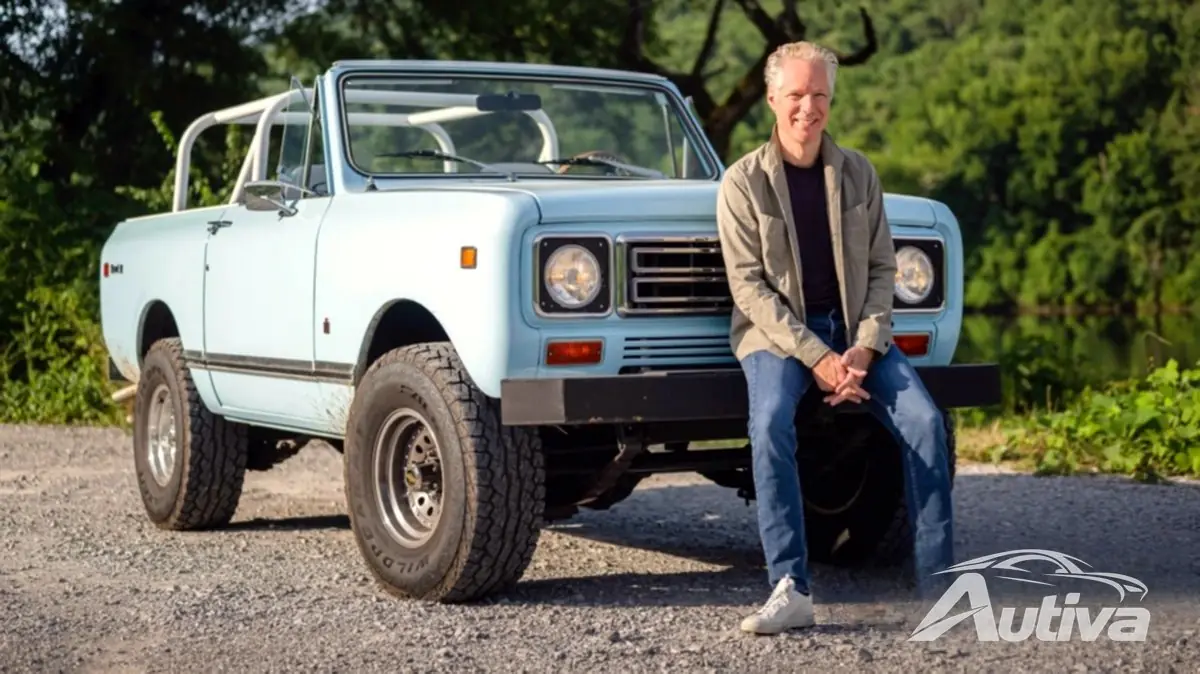 Scout 首席执行官斯科特·基奥 (Scott Keogh) 站在 60 年代最初的 Scout 面前 Scout 首席执行官斯科特·基奥 (Scott Keogh) 站在 60 年代最初的 Scout 面前